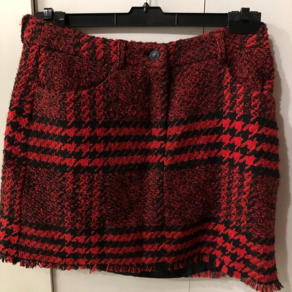 Mango Dresses & Skirts - Gorgeous red & black winter houndstooth  mini skirt by Mango!